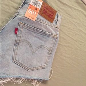 NWT distresses Levi’s shorts